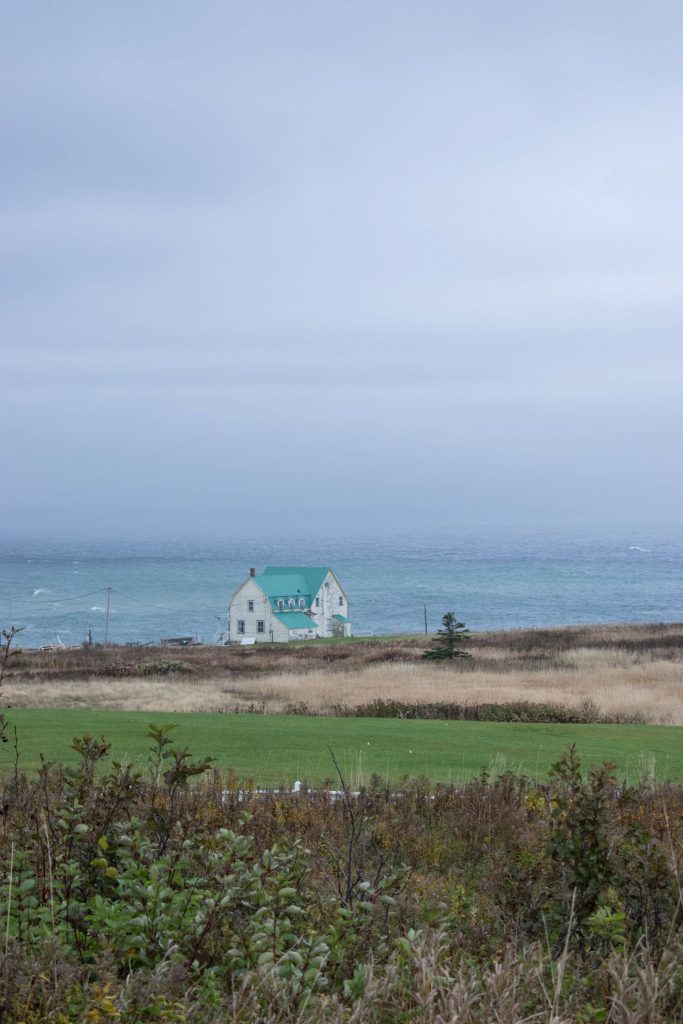 Maison bleue en bord de mer en Gaspésie