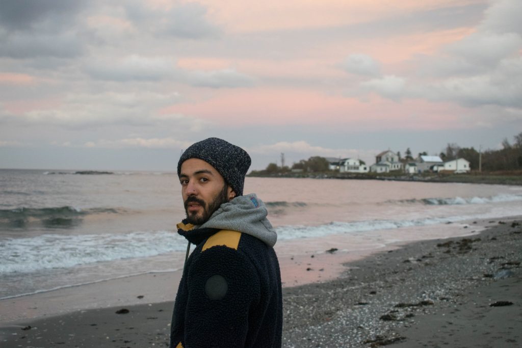 Mehdi en bord de mer au coucher du soleil