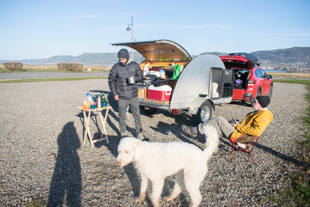 Voiture et roulotte en camping à Carleton-sur-mer