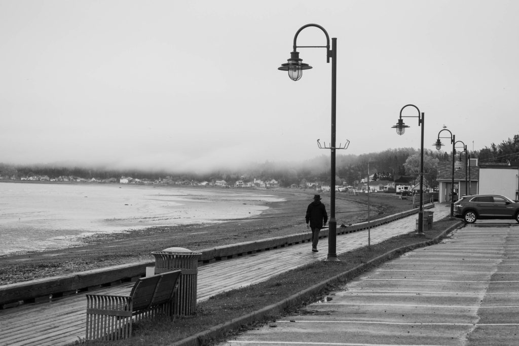 Homme au bord du fleuve Saint-Laurent à Sainte-Luce