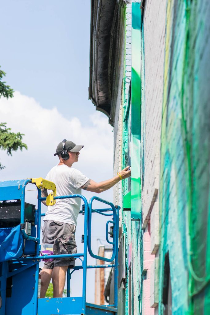 Graffeur au festival Mural