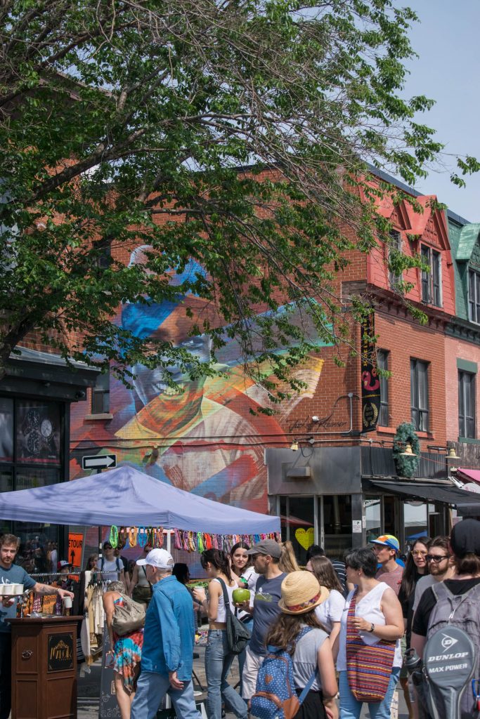 Foule devant un graffiti au festival Mural