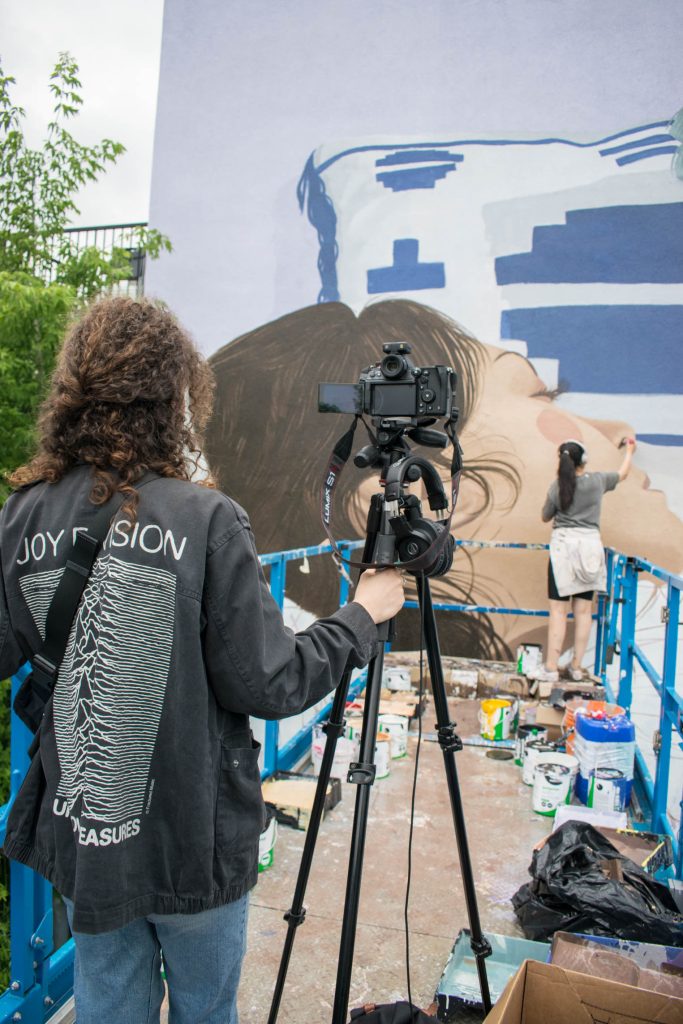 Fanny qui filme Tima en train de peindre au festival Mural