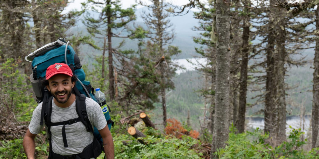 Mehdi avec son sac à dos lors de la traversée du parc national de la Gaspésie