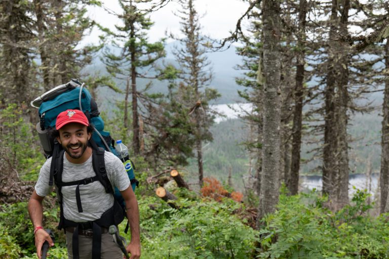 Mehdi avec son sac à dos lors de la traversée du parc national de la Gaspésie