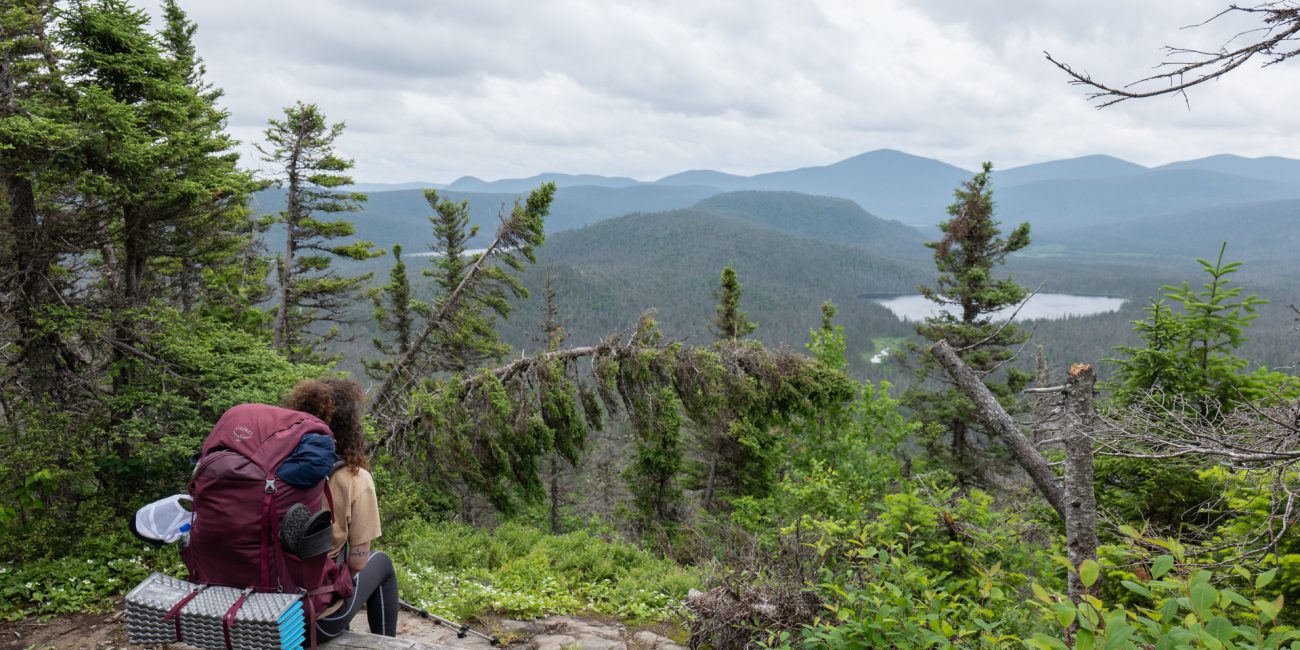 Fanny avec son sac à dos lors de la traversée du parc national de la Gaspésie