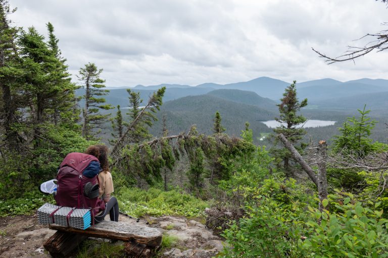 Fanny avec son sac à dos lors de la traversée du parc national de la Gaspésie