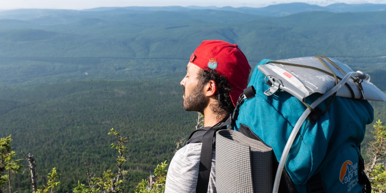 Mehdi et son sac de randonnée