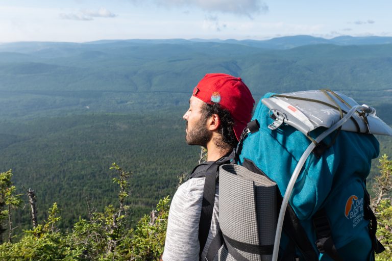 Mehdi et son sac de randonnée