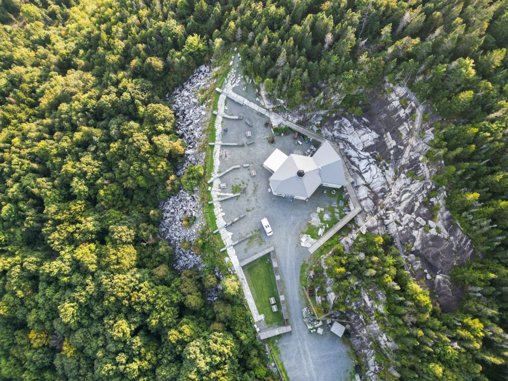 Vue sur le van en drone