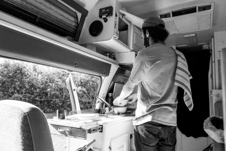 Mehdi qui cuisine dans le van