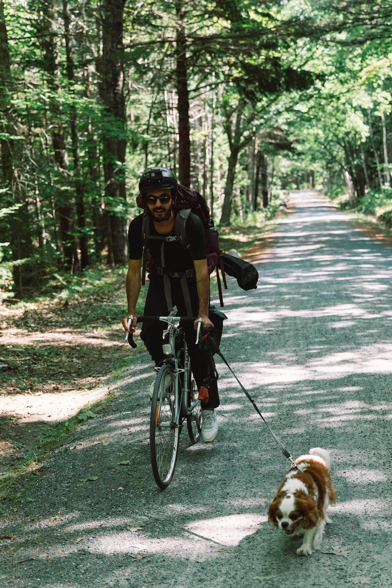 Mehdi a vélo avec son chien