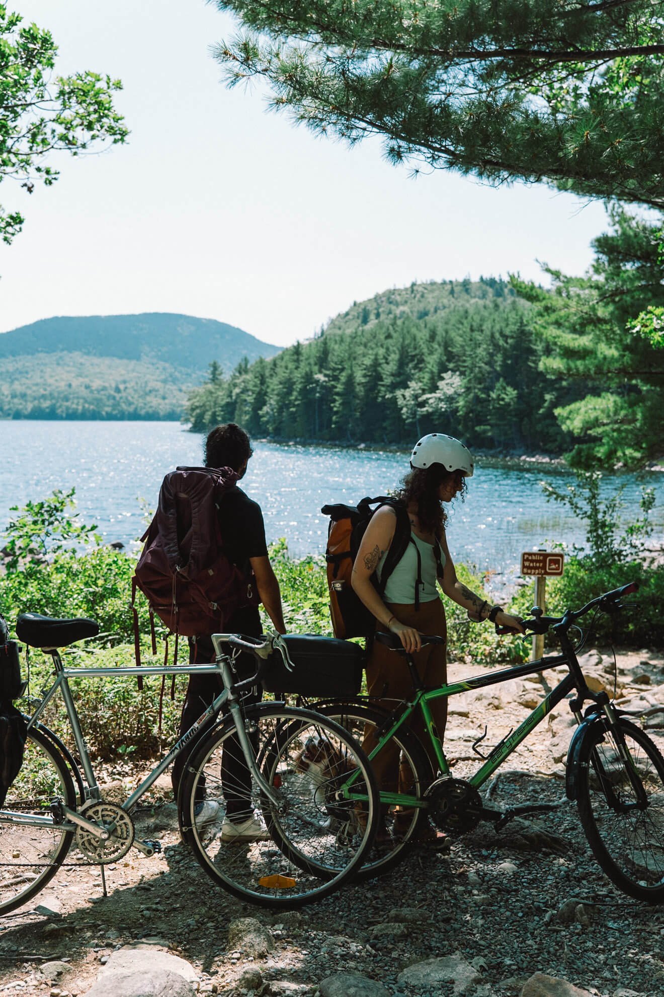 Deux personnes à velo devant Eagle Lake