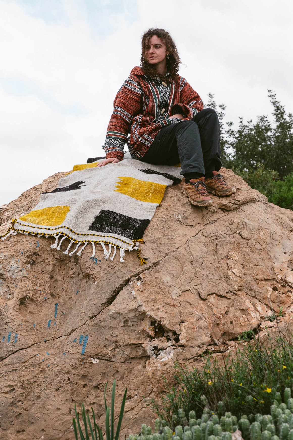 Fanny avec un tapis amazigh