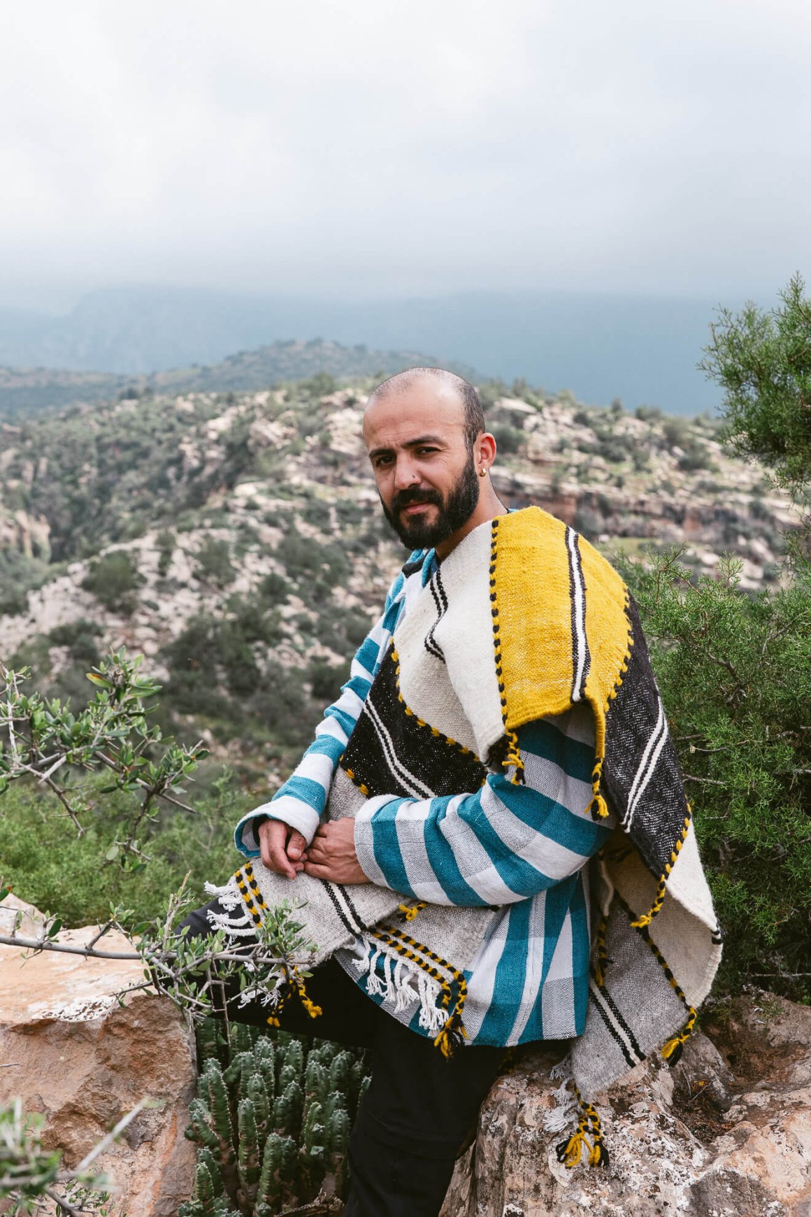 Mehdi avec un tapis amazigh