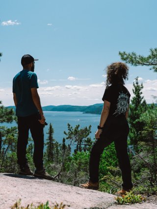 Deux personnes devant le Fjord du Saguenay