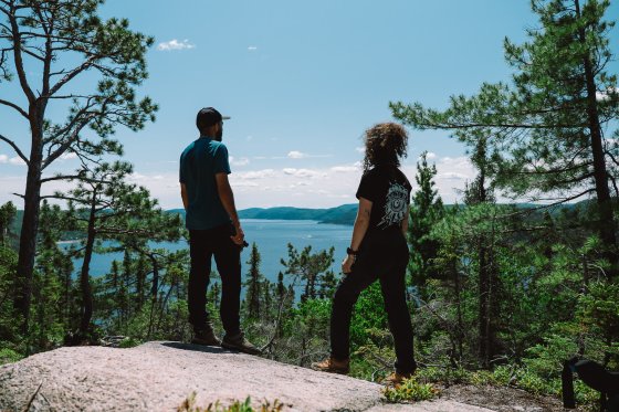Deux personnes devant le Fjord du Saguenay