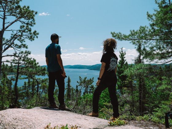 Deux personnes devant le Fjord du Saguenay