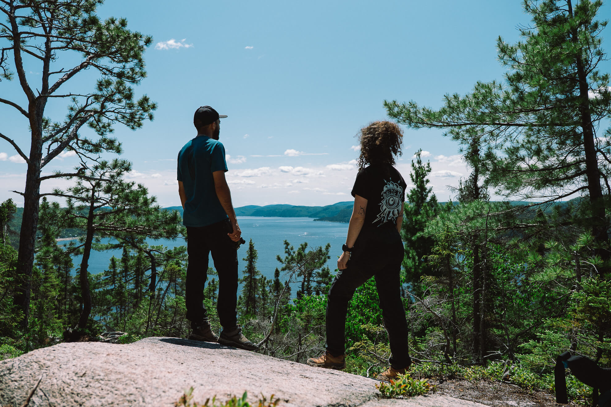 Deux personnes devant le Fjord du Saguenay