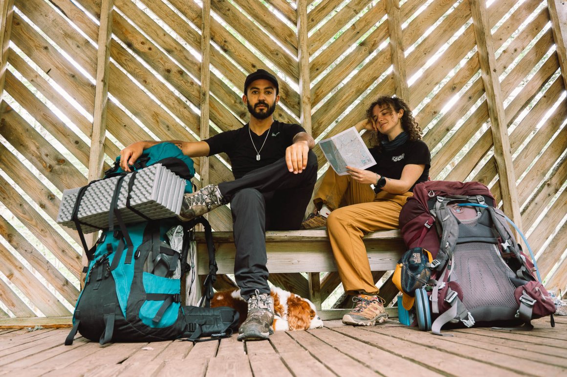 Randonneurs avec leur chien et leurs sacs