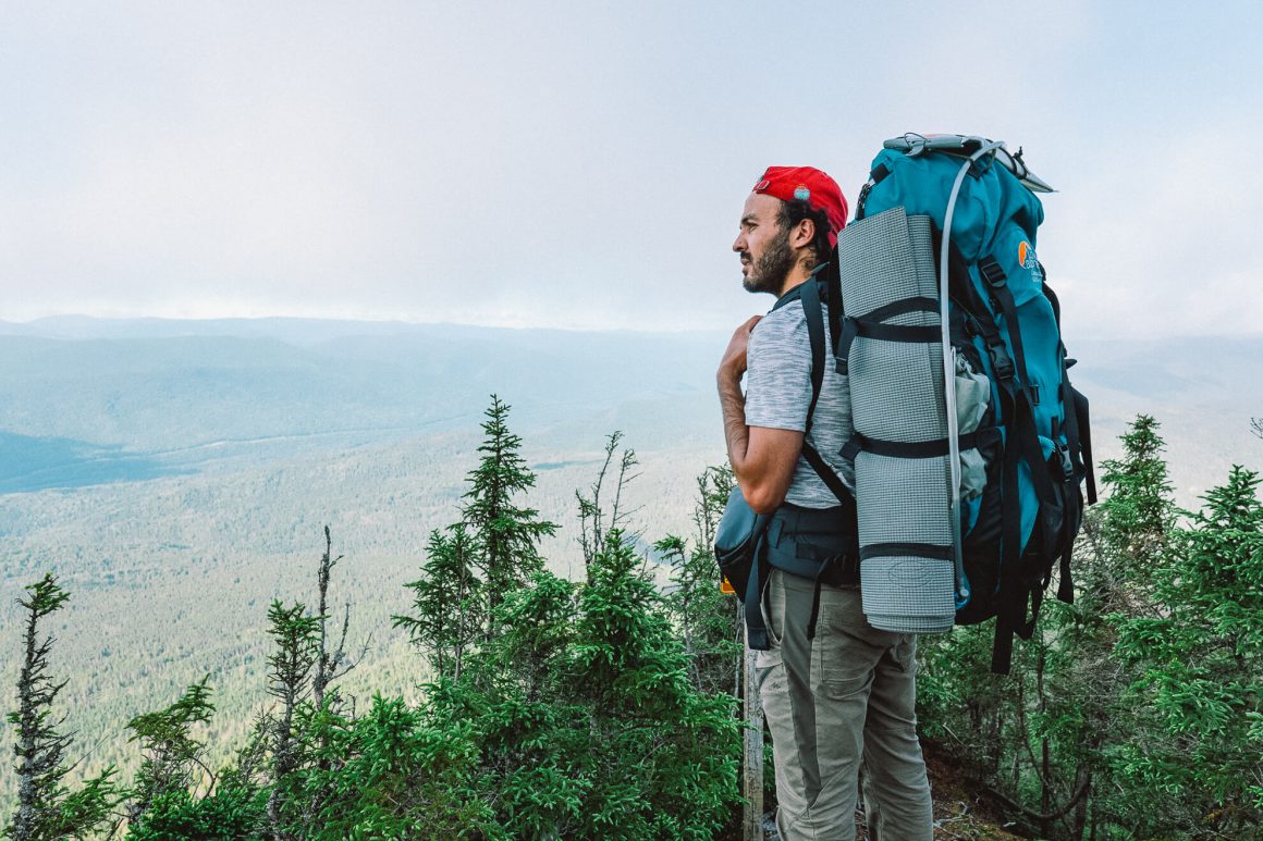 Randonneur devant un point de vue en Gaspésie