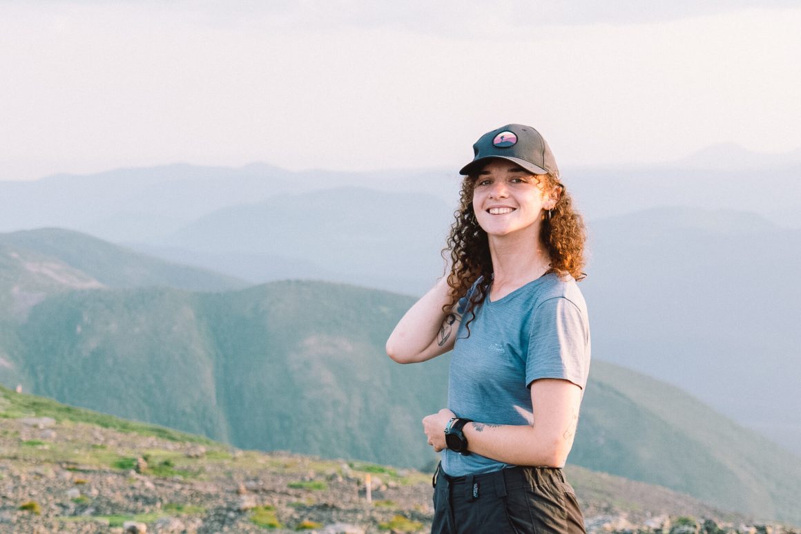 Randonneuse devant des montagnes en Gaspésie