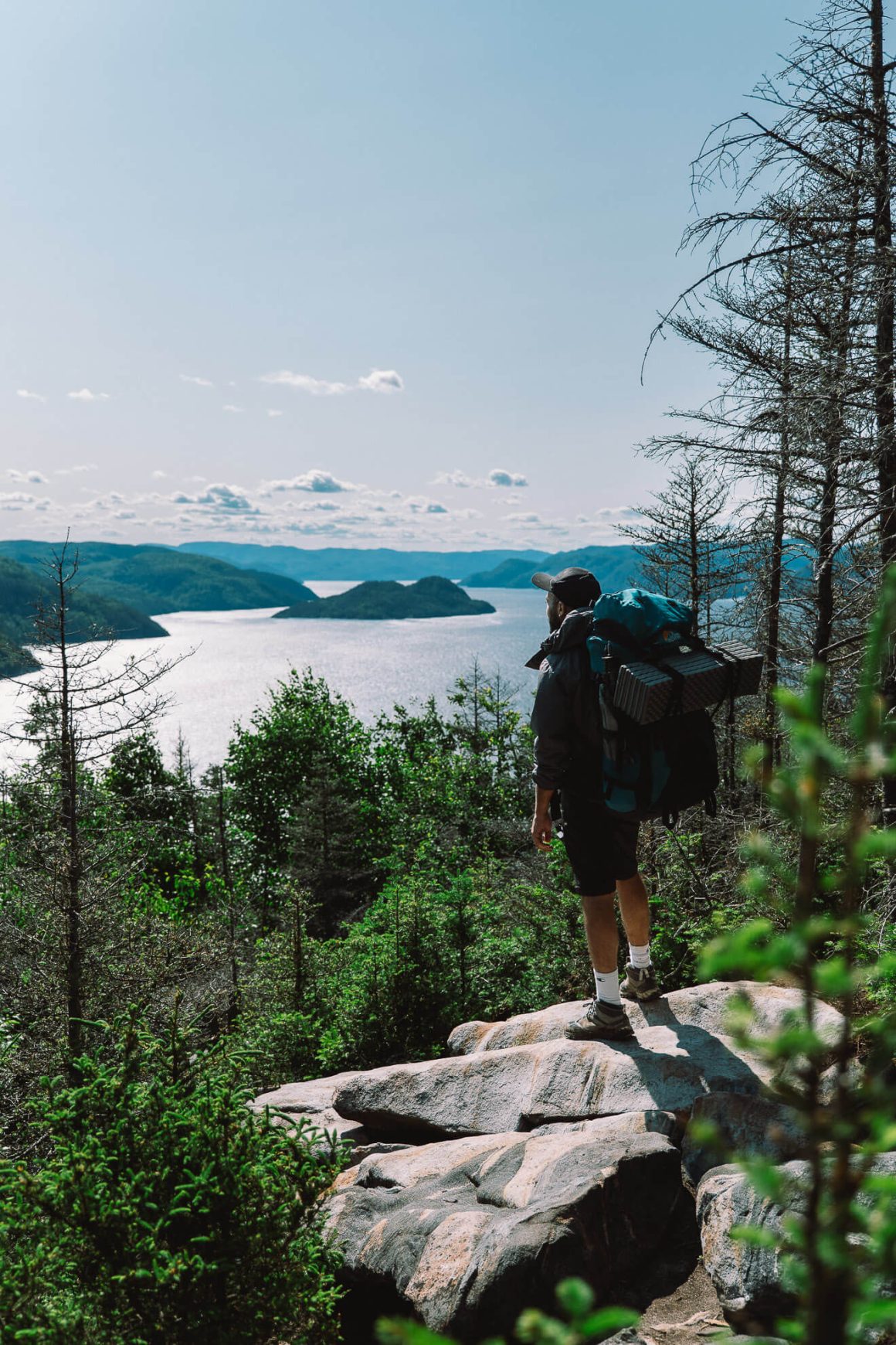 Randonneur avec la vue sur le fjord du Saguenay