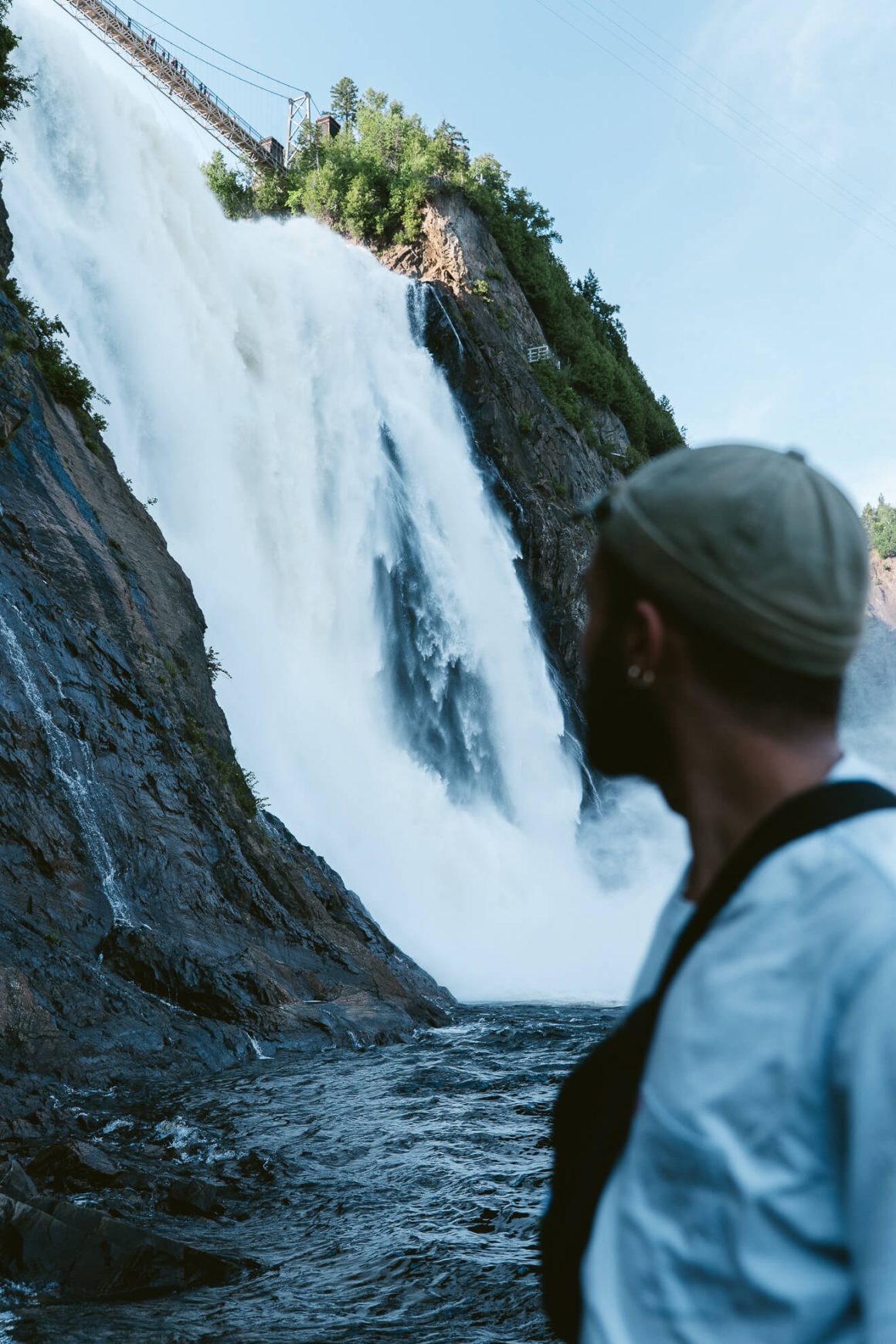 Personne devant les chutes de Montmorency à Québec