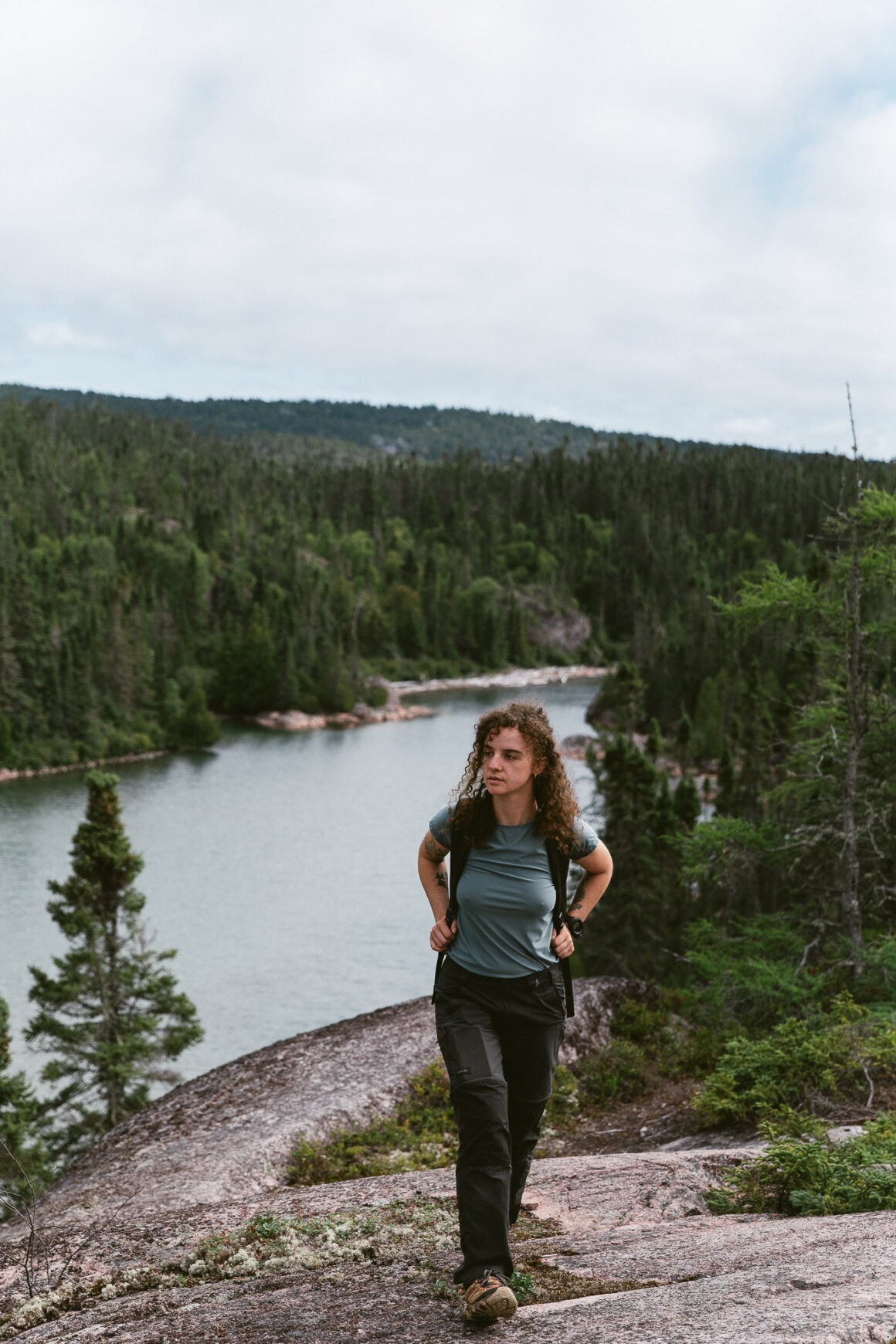 Randonneuse sur le Mdaabi Miikna Trail
