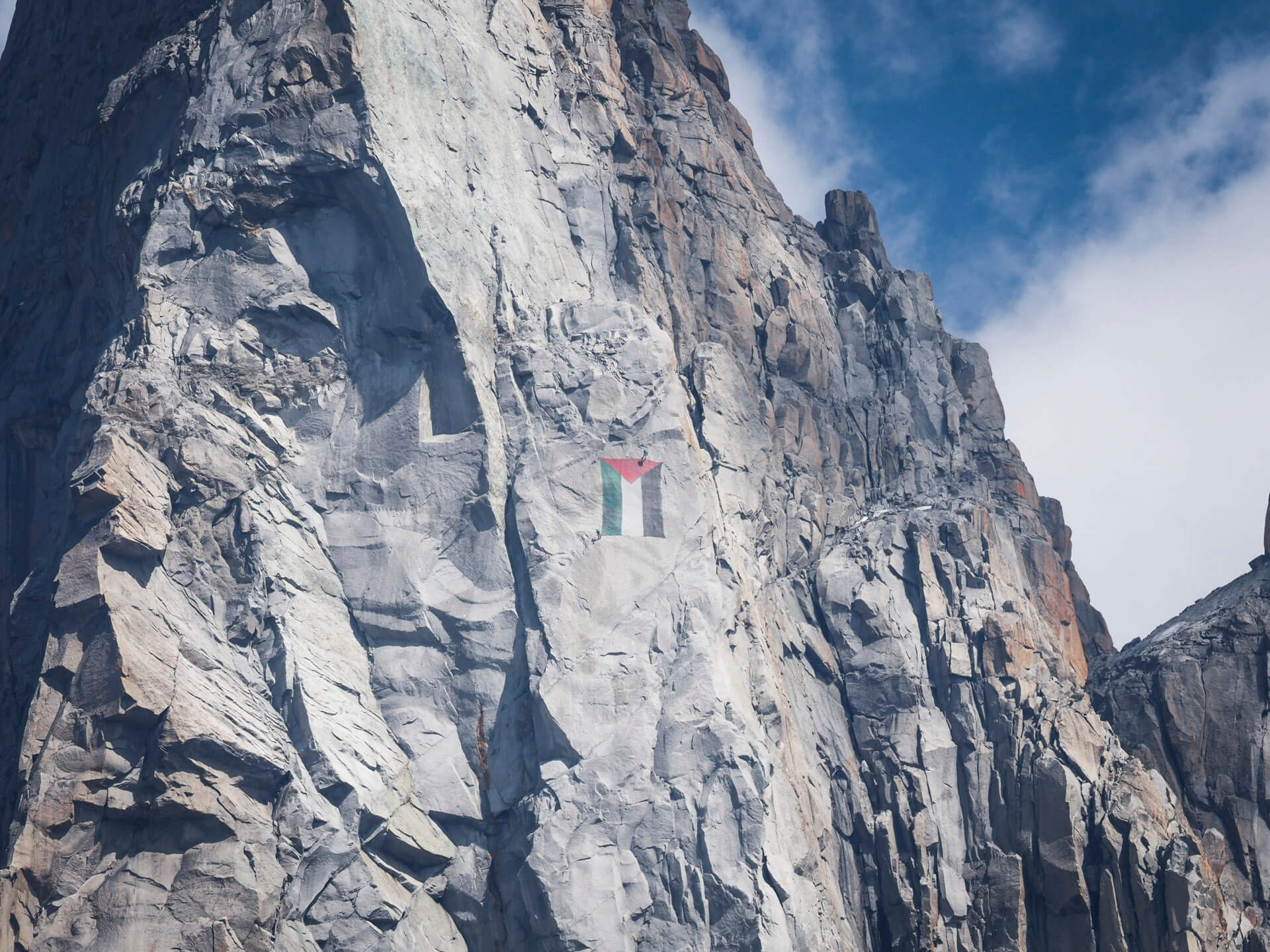 Drapeau palestinien sur la face des Drus à Chamonix (France)