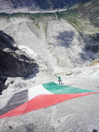La montagne est-elle politique? Drapeau palestinien suspendu sur la face des Drus à Chamonix