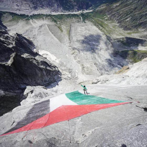 La montagne est-elle politique? Drapeau palestinien suspendu sur la face des Drus à Chamonix