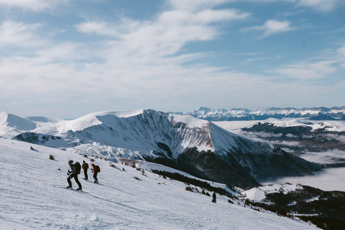 personnes faisant du ski de rando dans les montagnes des alpes