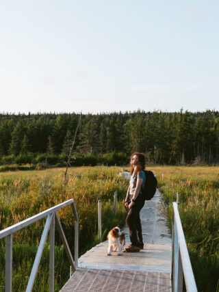 Randonneuse avec son chien et un petit sac de rando à la journée