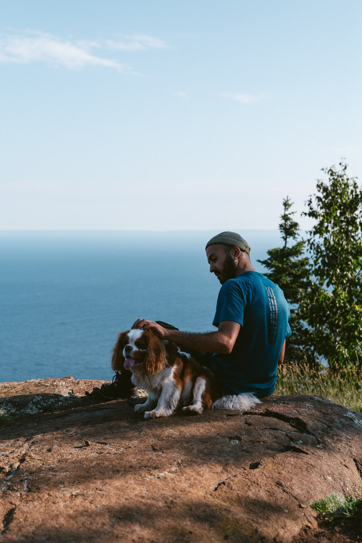 Randonneur et son chien au sommet du Top of the Giant en Ontario