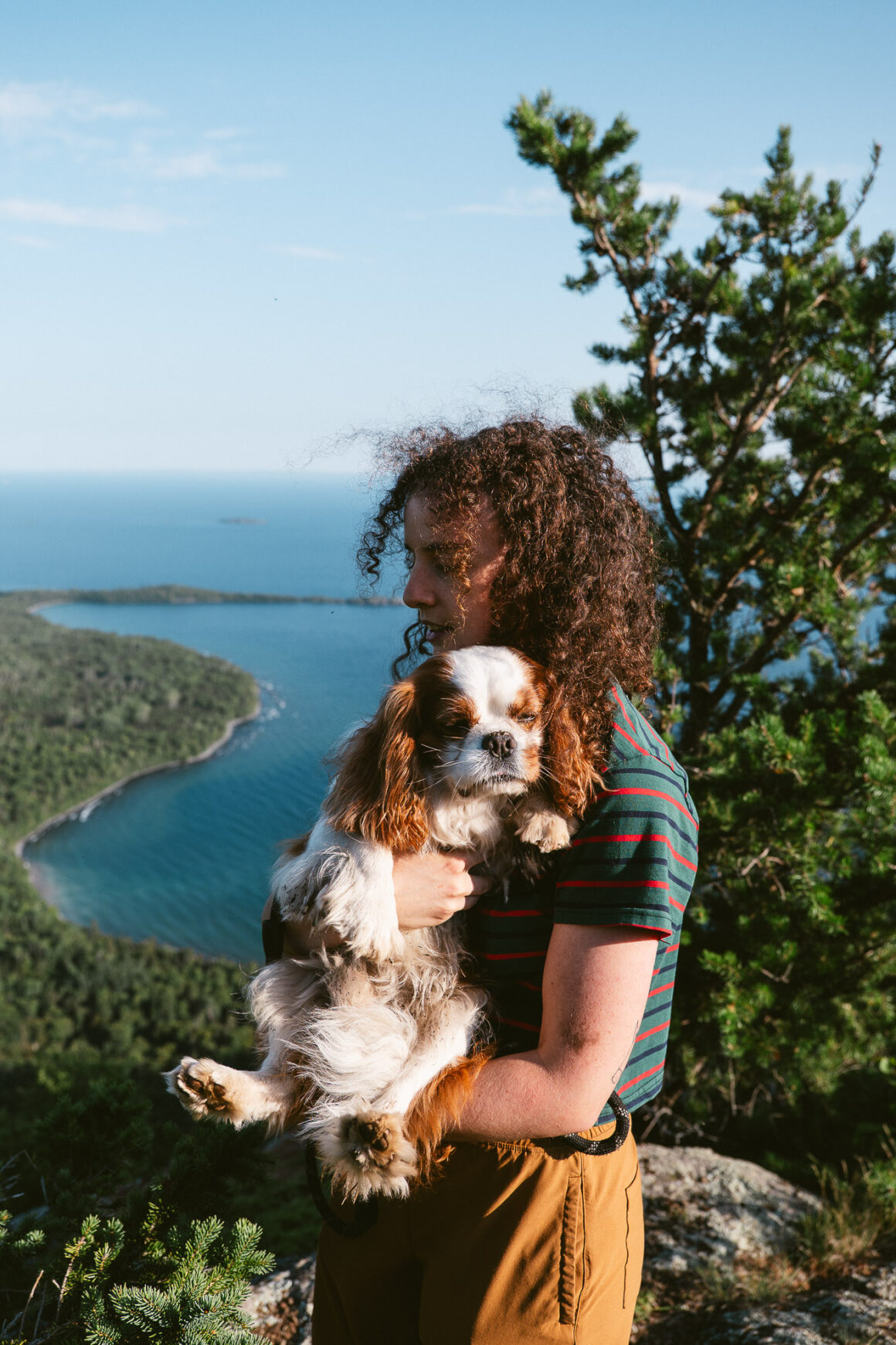 Randonneuse et son chien au sommet du Top of the Giant en Ontario
