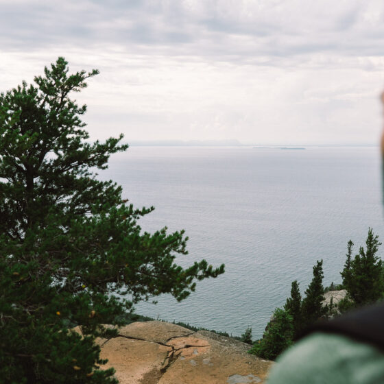 Randonneur sur le Head Trail dans le Parc Provincial Sleeping Giant