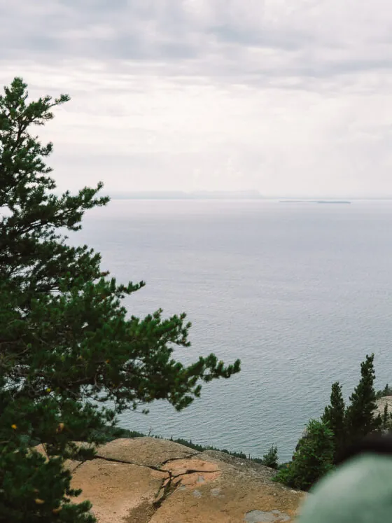 Randonneur sur le Head Trail dans le Parc Provincial Sleeping Giant