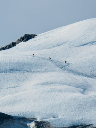 élitisme en montagne - alpinistes marchant sur un glacier