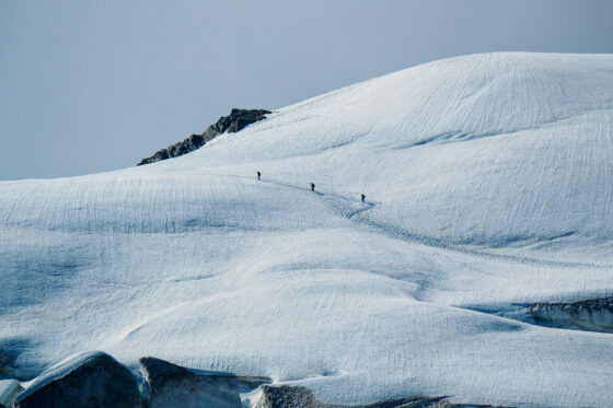 élitisme en montagne - alpinistes marchant sur un glacier
