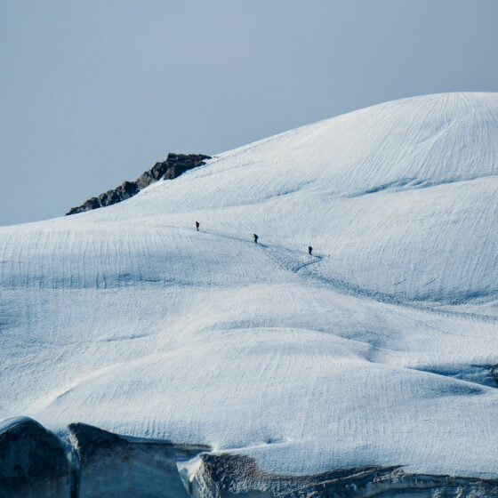 l'élitisme en montagne - alpinistes marchant sur un glacier