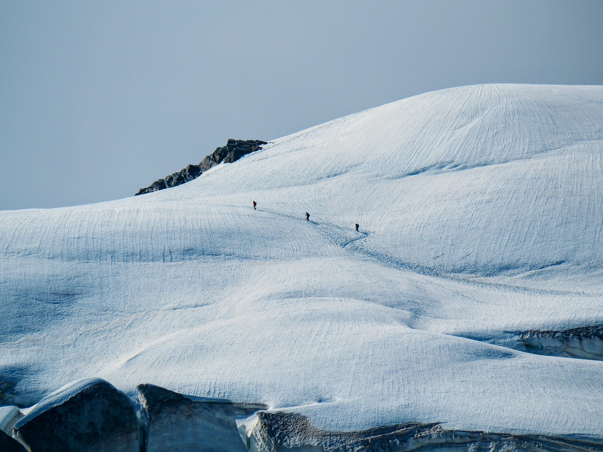 l'élitisme en montagne - alpinistes marchant sur un glacier