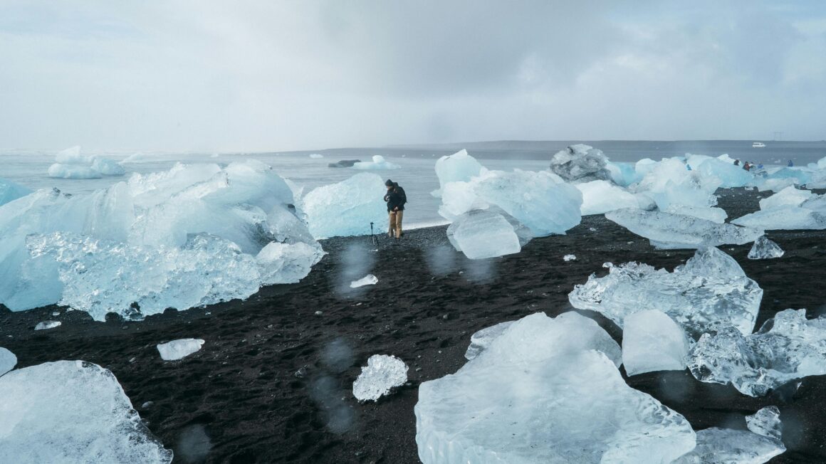 Personne prenant un photos les glaciers devant l'ampleur du changement climatique