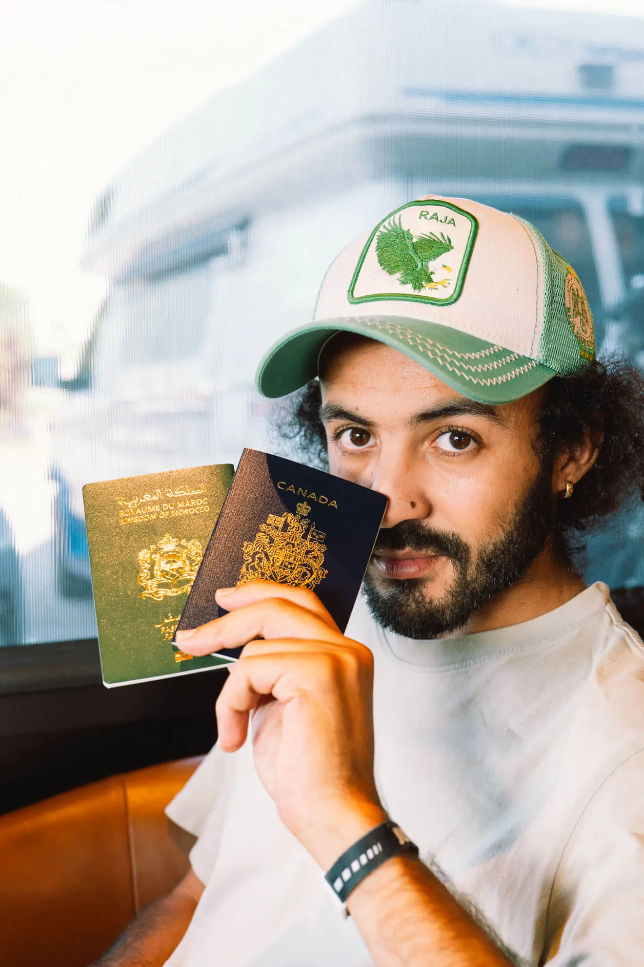 homme avec passeports marocain et canadien