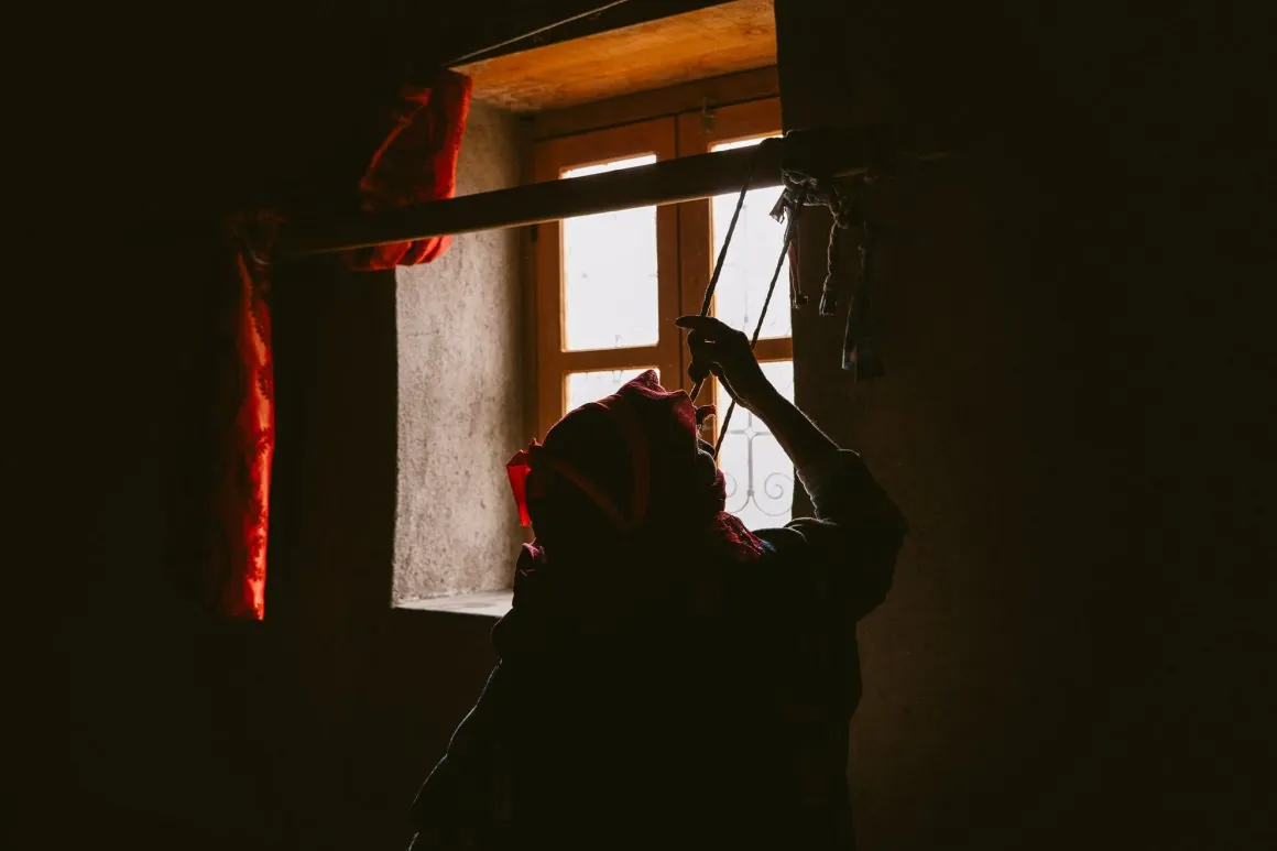 Femme amazighe qui tisse un tapis traditionnel