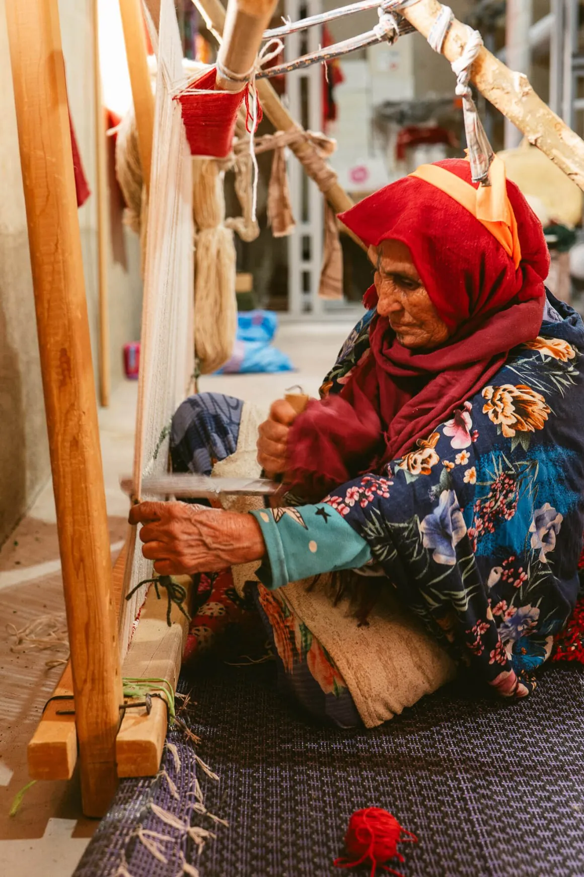 Tapis amazigh tissé à la main dans l'atlas marocain