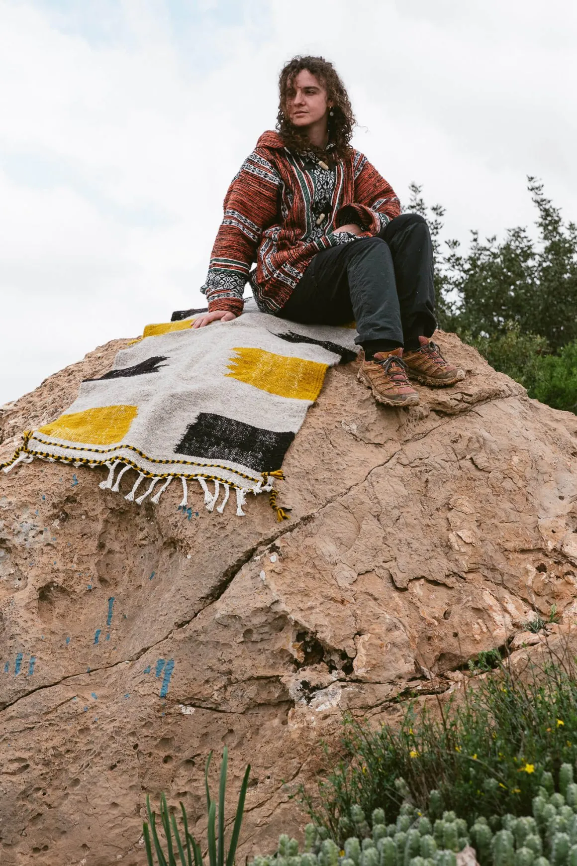 Fanny avec un tapis amazigh