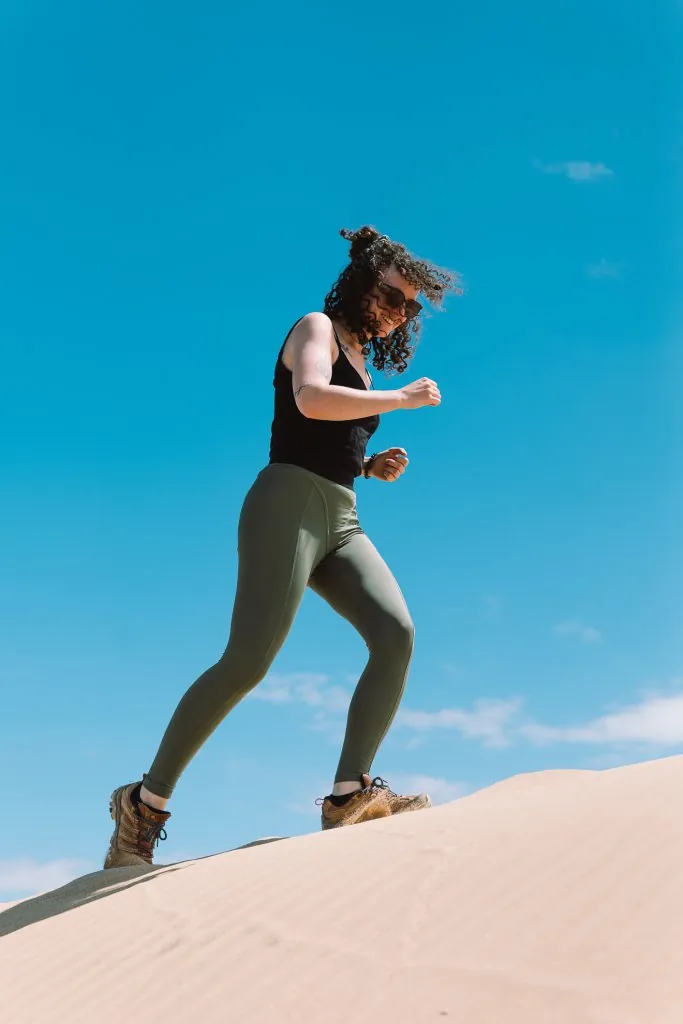 Course à pied dans le sable pour se préparer à un premier 4000m
