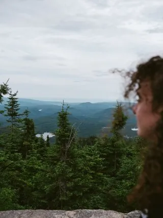 Personne devant la forêt boréale de Charlevoix