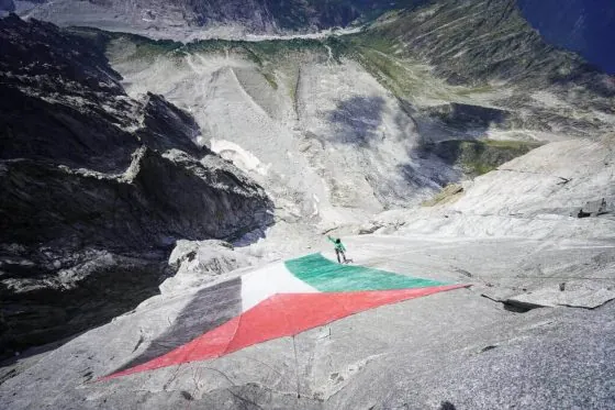 La montagne est-elle politique? Drapeau palestinien suspendu sur la face des Drus à Chamonix